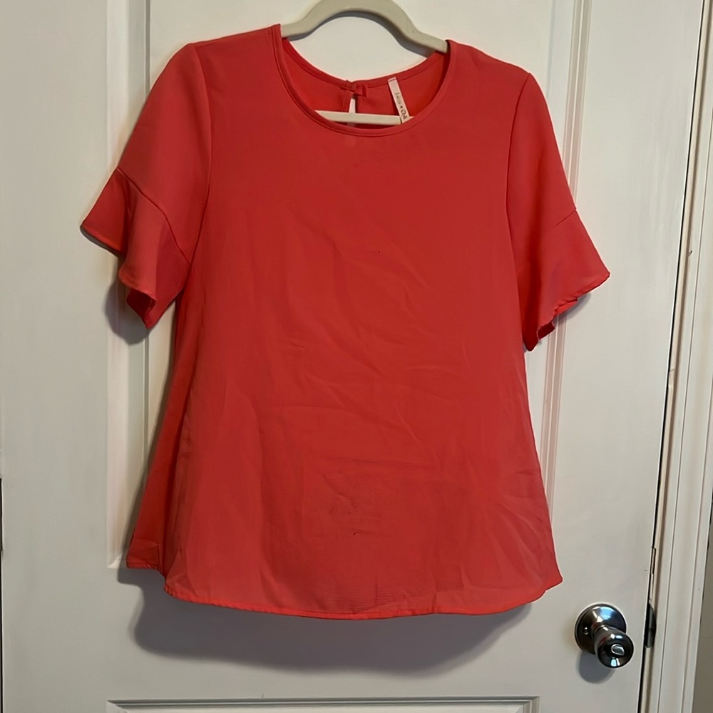Short sleeve shirt. Very thin so you need an under shirt